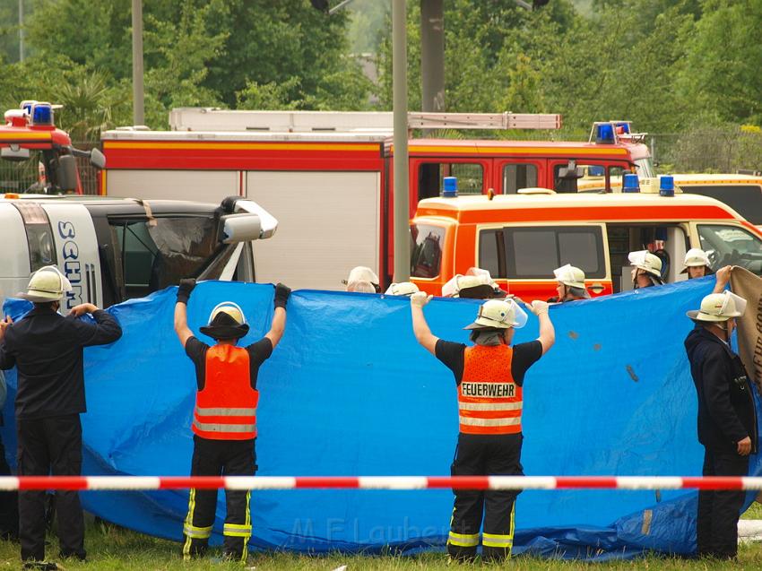 Schwerer Unfall mit Reisebus Lohmar Donrather Dreieck P257.JPG